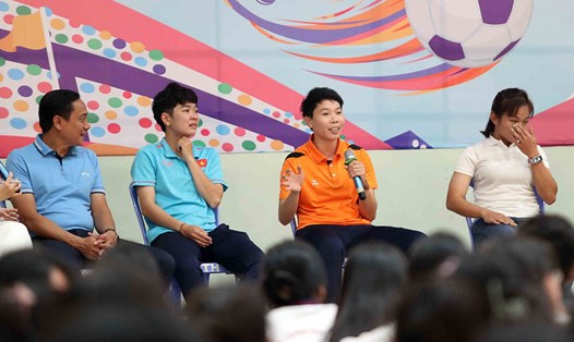 Thủ môn Kim Thanh (áo cam) giao lưu với các em học sinh tại TPHCM. Ảnh: Anh Khôi