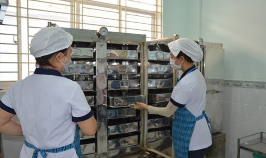 
Từ tháng 1 - 4.2024, Sở GDĐT TPHCM sẽ tiến hành kiểm tra vấn đề an toàn thực phẩm tại một số trường học. Ảnh: Chân Phúc