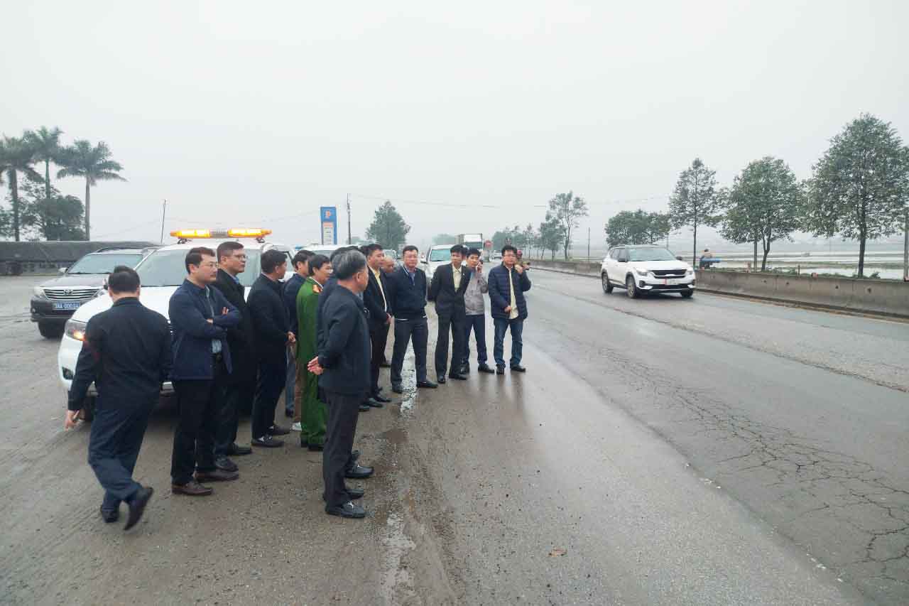 Đoàn công tác tỉnh Hà Tĩnh kiểm tra Quốc lộ 1 đoạn nam Cầu Bến Thủy đến tuyến tránh bắc Thành phố Hà Tĩnh sáng ngày 4.1. Ảnh: Trần Tuấn.