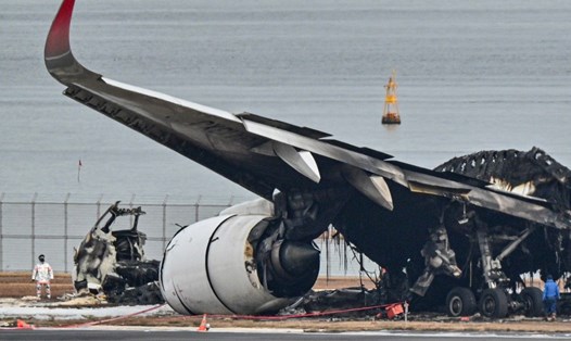 Các nhà chức trách kiểm tra đống đổ nát của máy bay Japan Airlines ngày 3.1.2024. Ảnh: AFP