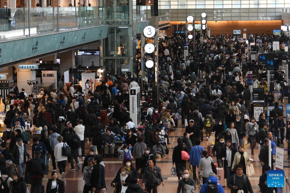 Hành khách bị mắc kẹt ngày 3.1 sau vụ va chạm máy bay tại sân bay Haneda ở Tokyo, Nhật Bản. Ảnh: Xinhua