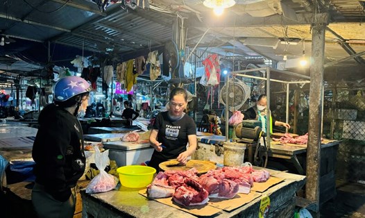 Sức mua thịt lợn ở các chợ dân sinh Nghệ An đang rất thấp. Ảnh: Quỳnh Trang