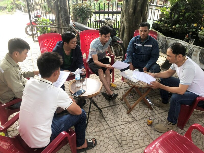 Các công nhân bị Công ty Cổ phần nồi hơi Việt Nam - phản ánh vụ việc với phóng viên Báo Lao Động. Ảnh: Ngọc Viên
