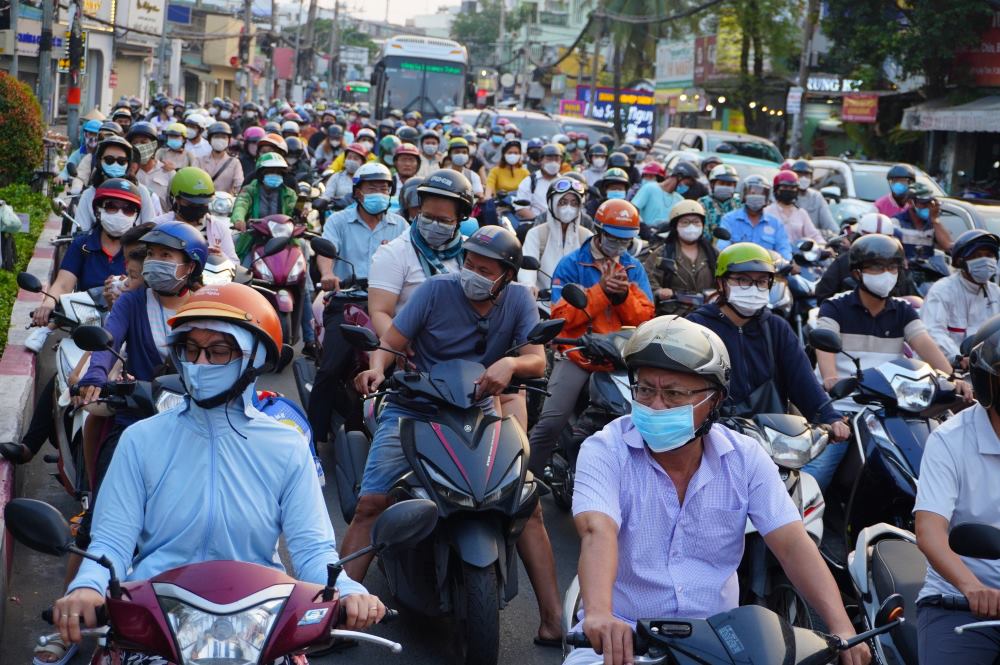   Trong đó, đường Xô Viết Nghệ Tĩnh, đoạn từ ngã tư Hàng Xanh đến ngã năm Đài liệt sĩ hàng ngày đều xảy ra tình trạng kẹt xe vào giờ cao điểm. Đây cũng là một trong số các “điểm đen” ùn tắc giao thông của TPHCM