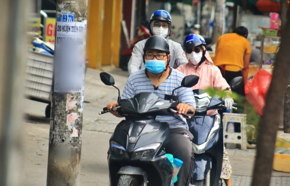  Cứ vào giờ cao điểm đi làm, anh Lâm Chí Hùng (45 tuổi, ngụ Bình Thạnh) lại mệt mỏi nhích từng chút một trên đoạn đường Xô Viết Nghệ Tĩnh (hướng từ Ngã tư Hàng xanh đến Quốc lộ 13). Theo anh Hùng, đoạn đường này thường xuyên xảy ra tình trạng ùn tắc. “Mệt mỏi nhất là phải đi qua đoạn đường này vào ngày thứ 2, thứ 3, dù quãng đường chỉ ngắn chưa đầy 1km nhưng rất vất vả mới vượt qua được. Nhiều hôm tôi phải tranh thủ đi sớm hơn bình thường để đỡ tắc đường”, anh Hùng nói.