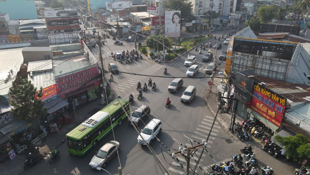 Ngoài ra, Sở GTVT TP.HCM cũng đã đề xuất UBND TP ưu tiên triển khai đầu tư đối với dự án xây dựng nút giao Đài liệt sĩ và dự án mở rộng đường Ung Văn Khiêm. Tổng vốn đầu tư hai dự án là 3.396 tỷ đồng. 