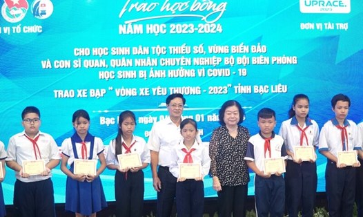 70 em học sinh là người dân tộc, con em chiến sĩ Biên phòng tại tỉnh Bạc Liêu được nhận học bổng. Ảnh: Nhật Hồ