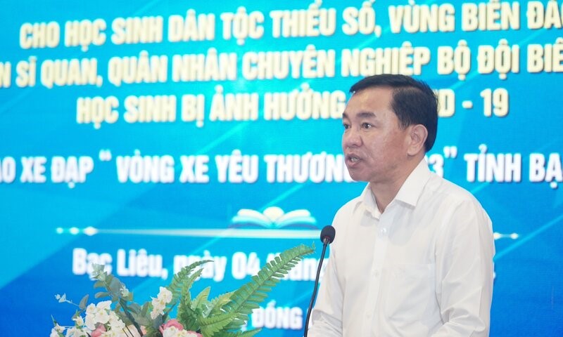 Phó Chủ tịch UBND tỉnh Bạc Liêu Phan Thanh Duy cảm ơn Quỹ học bổng Vừ A Dính đến với trẻ em tỉnh Bạc Liêu. Ảnh: Nhật Hồ