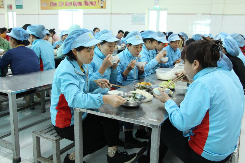 Công nhân Công ty Cổ phần Casablanca (huyện Lạng Giang, Bắc Giang) trong bữa ăn ca. Ảnh: Nhân vật cung cấp