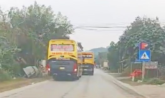 Hai xe khách giường nằm đánh võng, chèn ép nhau trên tuyến Quốc lộ 2 đoạn qua tỉnh Tuyên Quang. Ảnh cắt từ video.