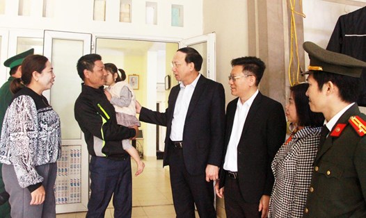 Ông Nguyễn Xuân Ký - Bí thư Tỉnh ủy, Chủ tịch HĐND tỉnh Quảng Ninh (ở giữa ảnh) trò chuyện với người dân trên đảo Trần, huyện Cô Tô, trước khi Nghị quyết 25 ban hành. Ảnh: Thu Chung