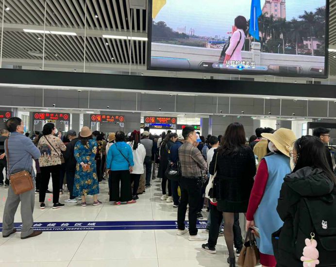 Du khách Trung Quốc đang làm thủ tục nhập cảnh vào Móng Cái. Ảnh: Nguyễn Hùng