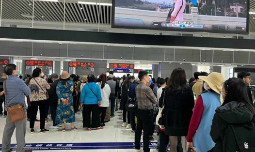 Du khách Trung Quốc đang làm thủ tục nhập cảnh vào Móng Cái. Ảnh: Nguyễn Hùng