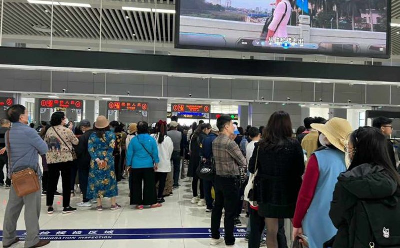 Du khách Trung Quốc đang làm thủ tục nhập cảnh vào Móng Cái. Ảnh: Nguyễn Hùng