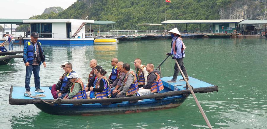 Đoàn du khách Trung Quốc tham quan vịnh Hạ Long. Ảnh: Nguyễn Hùng