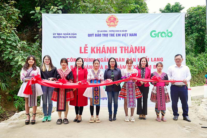Khánh thành 2 cây cầu thuộc dự án “Xây cầu đến lớp” tại tỉnh Lai Châu. Ảnh: Doanh nghiệp cung cấp