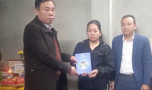 Lãnh đạo Liên đoàn Lao động huyện Mê Linh trao hỗ trợ đột xuất cho gia đình đoàn viên không may qua đời. Ảnh: CĐCS
