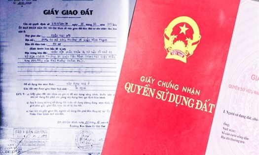 Công an huyện Đắk Glong vừa khởi tố đối tượng sử dụng sổ đỏ giả để vay mượn tiền (ảnh minh họa). Phan Anh
