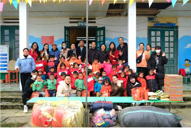 Trao tiền hỗ trợ làm nhà "Mái ấm Công đoàn" cho người lao động có hoàn cảnh khó khăn. Ảnh: Văn Phà
