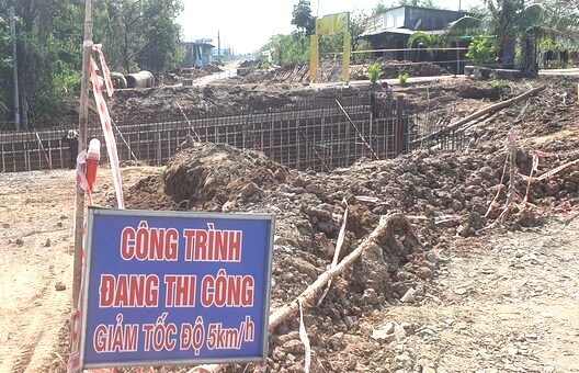 án đường Bờ Tây thuộc Dự án Mở rộng và Nâng cấp đô thị Việt Nam, vay vốn WB - Tiểu dự án thành phố Bạc Liêu do UBND thành phố Bạc Liêu làm chủ đầu tư có giá trị trên 150 tỉ đồng, thời gian hoàn thành trước ngày 31.12.2023, nhưng đến nay vẫn còn thế này.