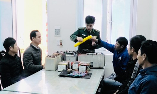 Lực lượng BĐBP Quảng Bình tiếp nhận vật liệu nổ và dụng cụ kích điện từ người dân. Ảnh: Tâm Đức