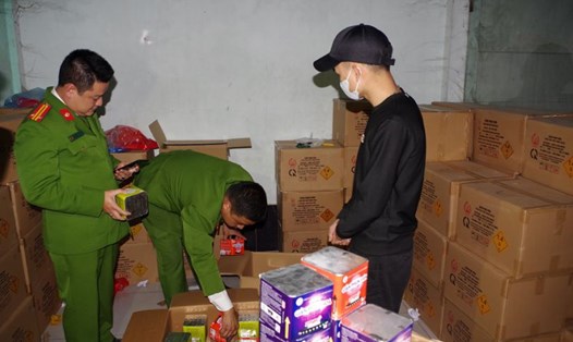 Lực lượng Công an kiểm tra một cơ sở kinh doanh pháo hoa trái phép. Ảnh: Công an tỉnh Hà Nam
