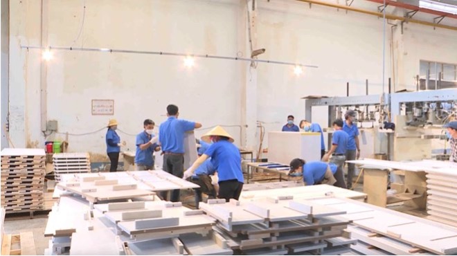 Người lao động ngành gỗ tại Khu công nghiệp Tam Phước, TP Biên Hoà, Đồng Nai bị ảnh hưởng việc làm do doanh nghiệp bị giảm đơn hàng. Ảnh: Hà Anh Chiến
