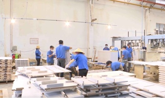 Người lao động ngành gỗ tại Khu công nghiệp Tam Phước, TP Biên Hoà, Đồng Nai bị ảnh hưởng việc làm do doanh nghiệp bị giảm đơn hàng. Ảnh: Hà Anh Chiến

