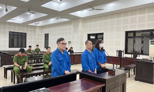 Cựu Tổng Giám đốc Công ty nhà Đà Nẵng và 2 thuộc cấp tại phiên xét xử. Ảnh: Nguyên Thi