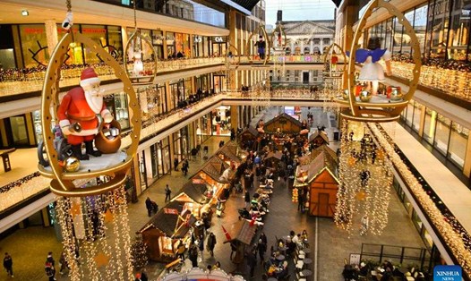 Trung tâm mua sắm ở Berlin, Đức, trang hoàng trước Giáng sinh 2023. Ảnh: Xinhua