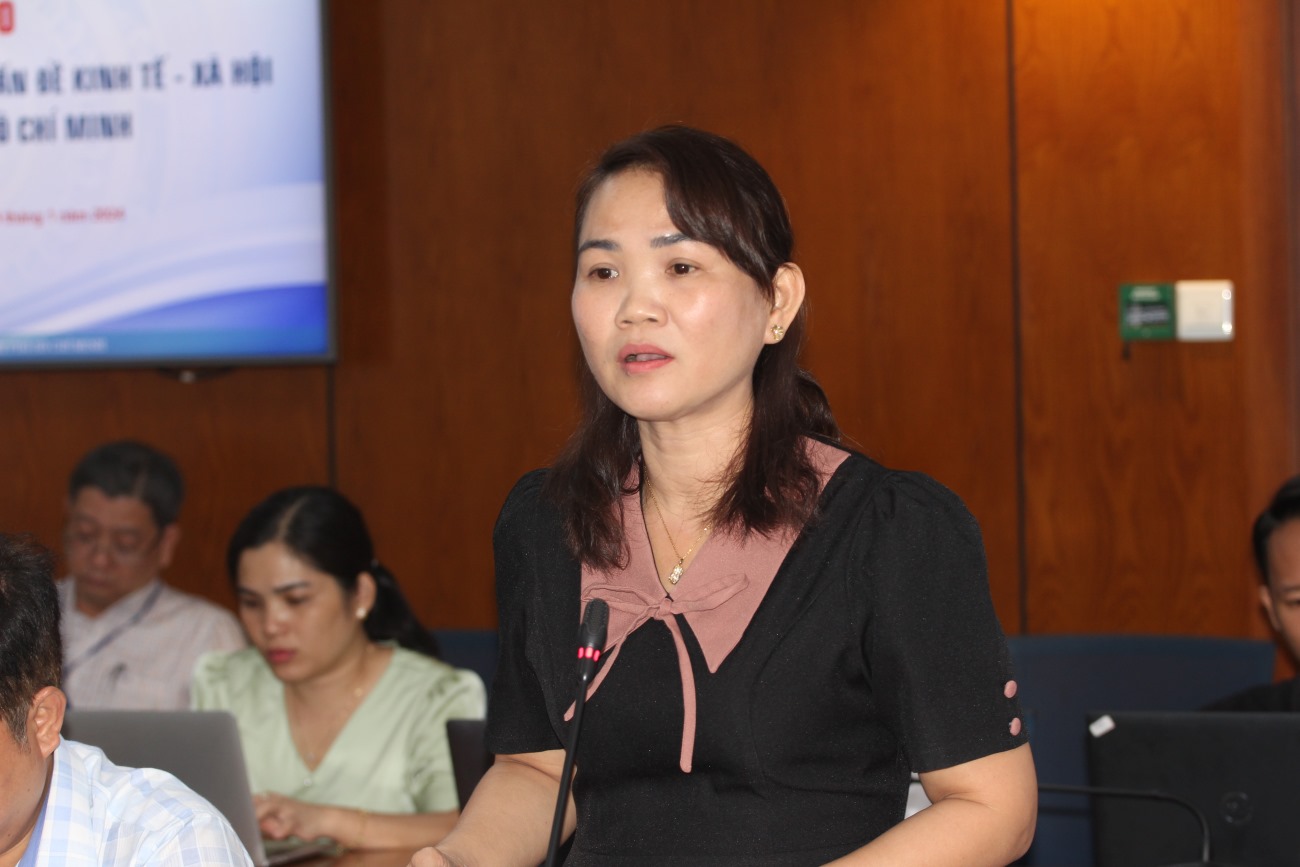 Bà Huỳnh Lê Như Trang - Phó Giám đốc Sở LĐTBXH TPHCM thông tin tại buổi họp báo.  Ảnh: Thành Nhân