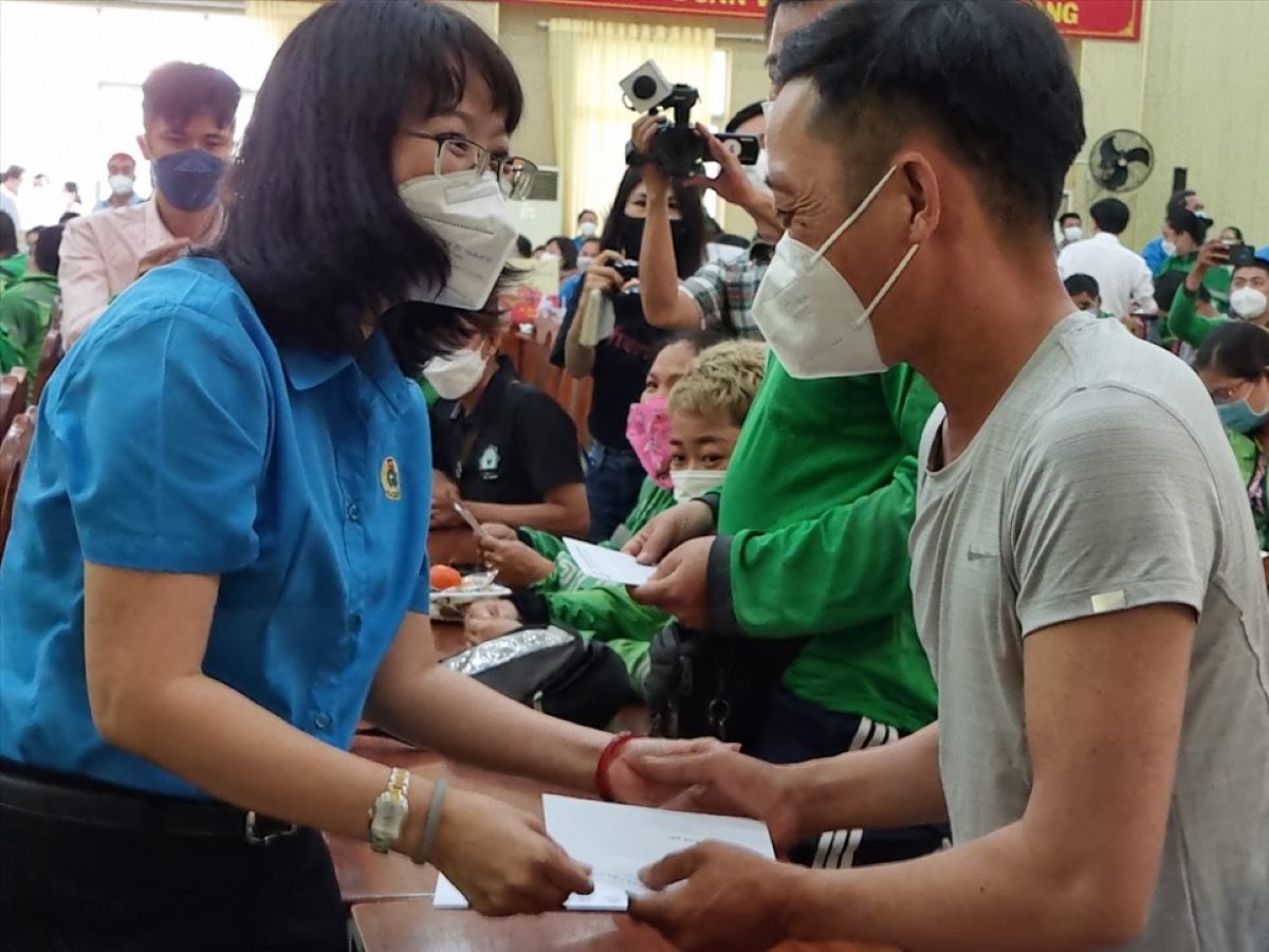 Các cấp công đoàn TPHCM sẽ dành 129 tỉ đồng chăm lo Tết cho người lao động khó khăn.  Ảnh: Nam Dương