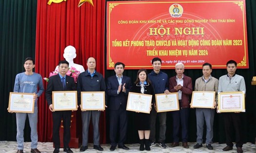 Lãnh đạo LĐLĐ tỉnh Thái Bình và Ban quản lý Khu kinh tế và các Khu công nghiệp tỉnh trao khen thưởng cho các tập thể. Ảnh: Bá Mạnh