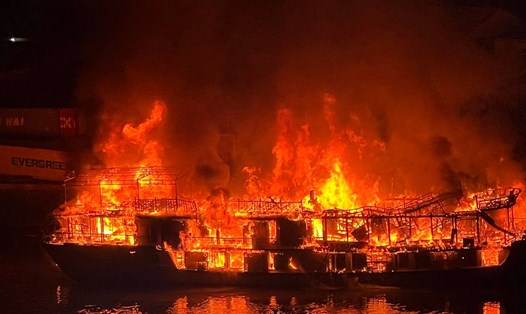 Cháy 3 tàu du lịch tại thành phố Móng Cái. Ảnh: Móng Cái News