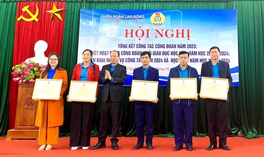 Ông Lê Đức Thọ - Phó Chủ tịch Liên đoàn Lao động tỉnh Bắc Giang (thứ 3 từ trái qua) trao Bằng khen của Tổng Liên đoàn Lao động Việt Nam cho các tập thể, cá nhân. Ảnh: Quyết Chiến 