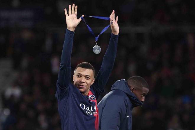 Một lần nữa Mbappe lại trêu đùa cả PSG lẫn Real Madrid