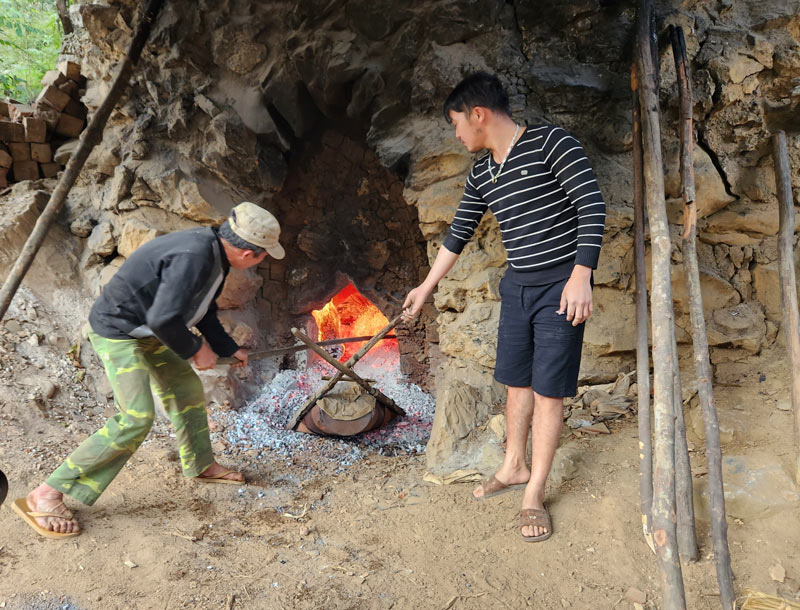 Công đoạn sau cùng là nung. Ngói được cho vào lò lửa đỏ bảy ngày đêm và luôn phải giữ nhiệt độ ở mức ổn định.