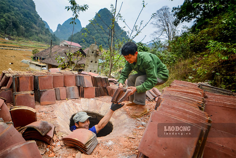 Anh Lục Văn Sáng (người dân xóm Lũng Rì) cho biết: “Kinh tế gia đình cũng không thể chỉ trông vào lò ngói, hiện nay khâu nguyên liệu đất cũng khó khăn, phải đi các vùng xung quanh để tìm loại phù hợp. Củi để đốt lò cũng khan hiếm”. 