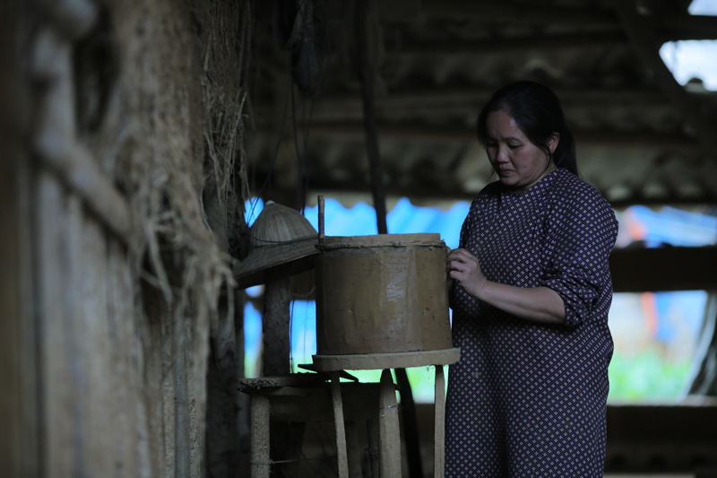 Đất được đập ra cho mềm, trộn nước vào rồi dùng trâu để dẫm cho nhuyễn. Tiếp theo, phải ủ đất khoảng 5-6 ngày rồi mới lấy lên sàng lọc những tạp chất như sỏi, đá.