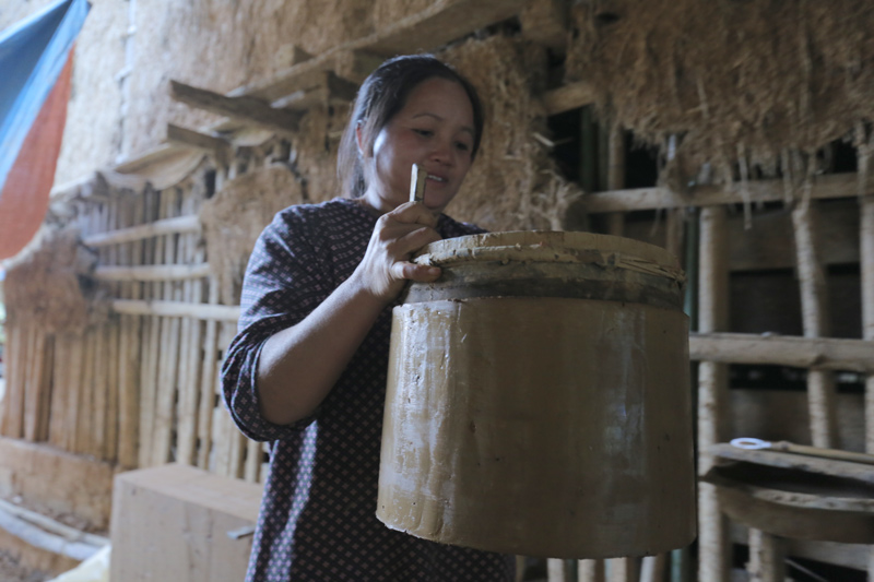 Tiếp đó, các khuôn ngói hình tròn được phơi trên nền đất được phủ lớp trấu giúp ngói chưa khô không bị dính xuống nền. Khi đất khô, chỗ điểm gờ trên khuôn tạo rãnh mỏng có thể bẻ rời thành từng viên ngói.