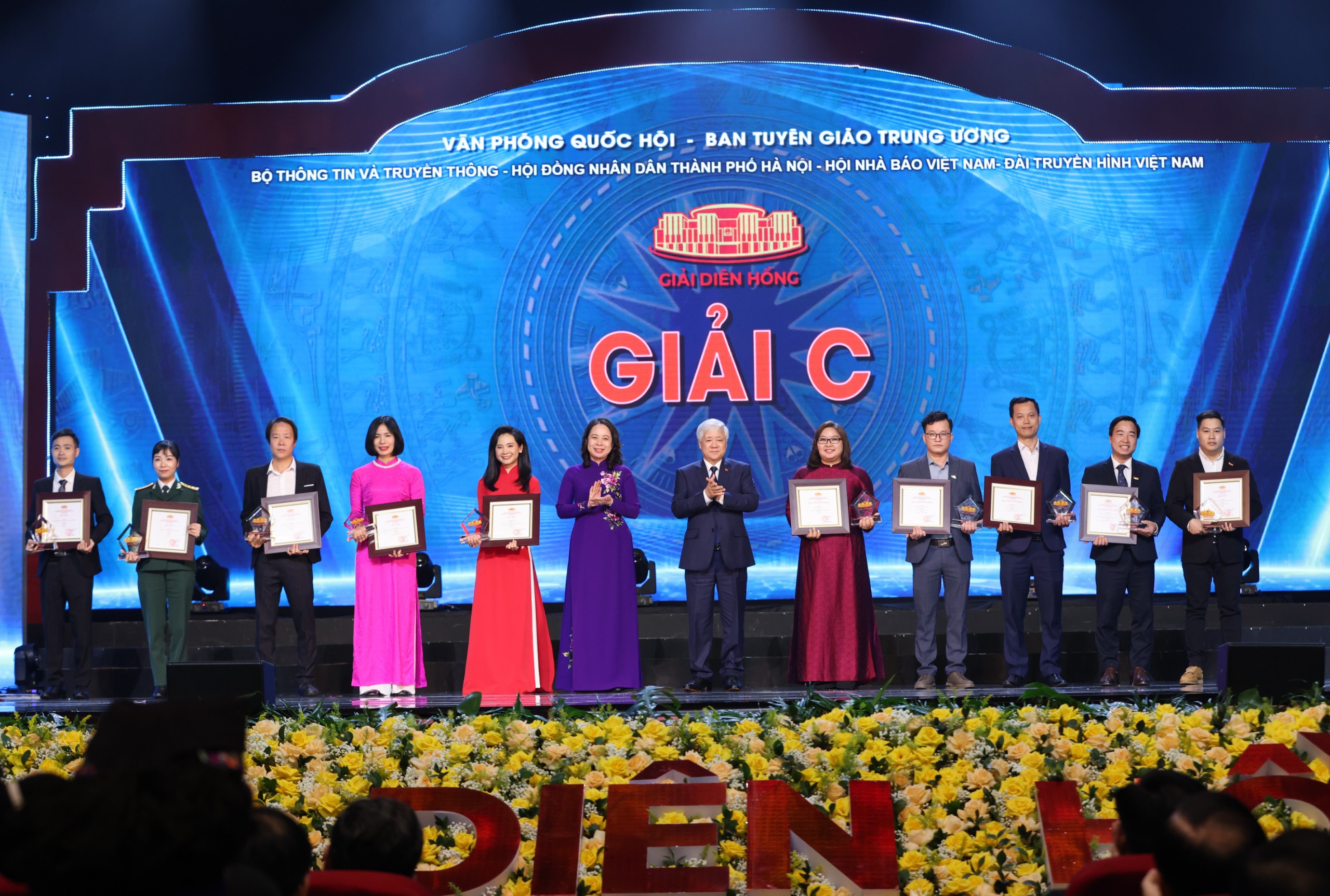 Bí thư Trung ương Đảng, Chủ tịch Ủy ban Trung ương Mặt trận Tổ quốc Việt Nam Đỗ Văn Chiến và Phó Chủ tịch nước Võ Thị Ánh Xuân trao Giải C cho các tác phẩm đoạt giải. Ảnh: Hải Nguyễn