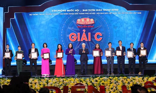 Bí thư Trung ương Đảng, Chủ tịch Ủy ban Trung ương Mặt trận Tổ quốc Việt Nam Đỗ Văn Chiến và Phó Chủ tịch nước Võ Thị Ánh Xuân trao Giải C cho các tác phẩm đoạt giải. Ảnh: Hải Nguyễn