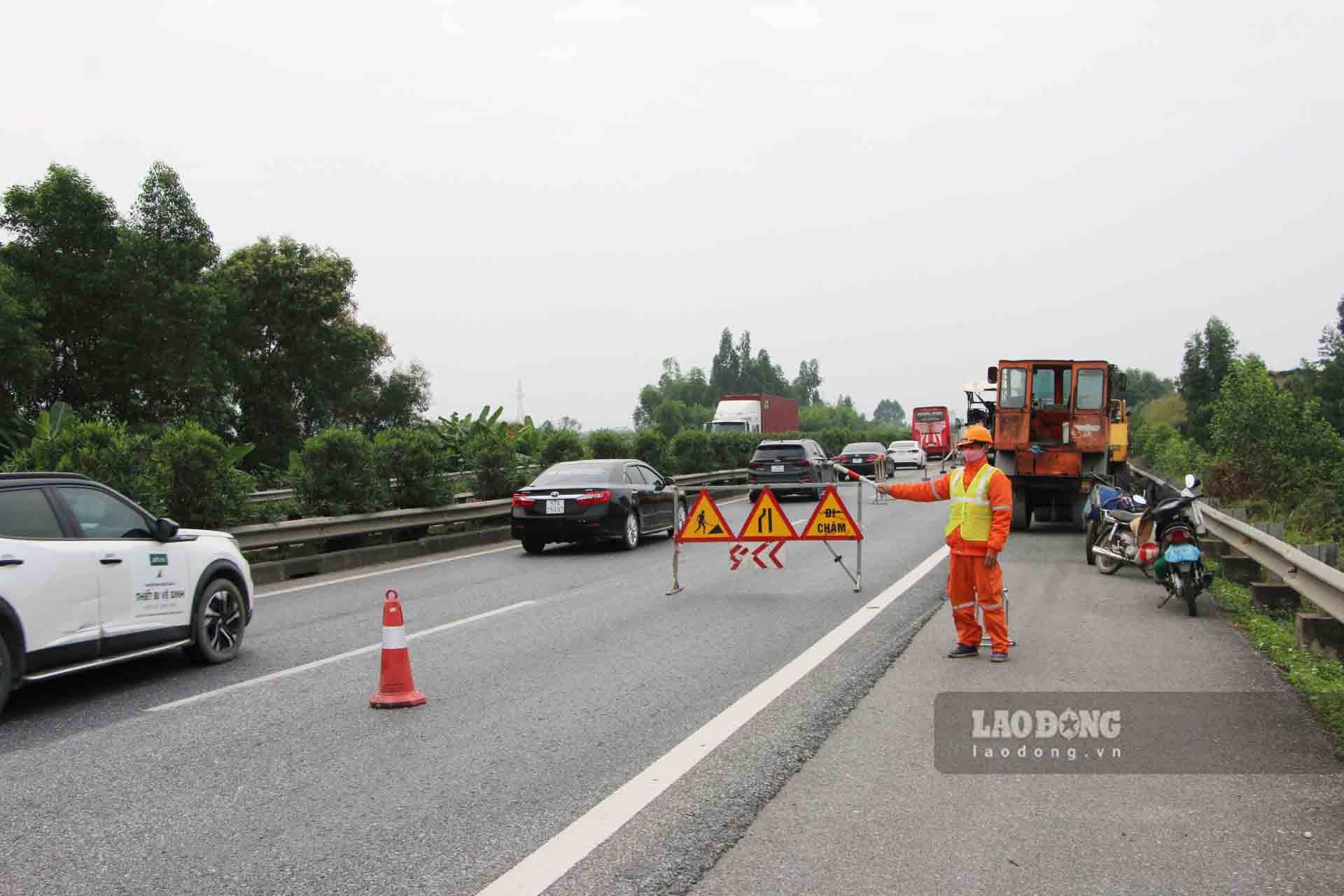 Trước thời điểm tăng phí, cao tốc Nội Bài - Lào Cai đồng loạt sửa chữa mặt đường hư hỏng. Ảnh: Nguyễn Tùng.