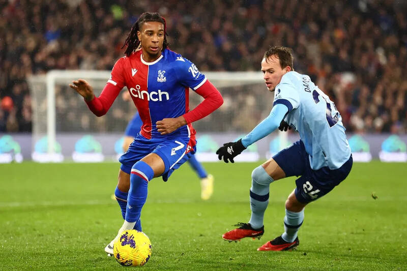 Michael Olise (số 7) thi đấu nổi bật trong suốt thời gian ở Crystal Palace.  Ảnh: AFP