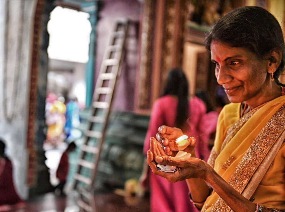 Một người đàn bà theo đạo Hindu đến một ngôi đền ở Malaysia. 