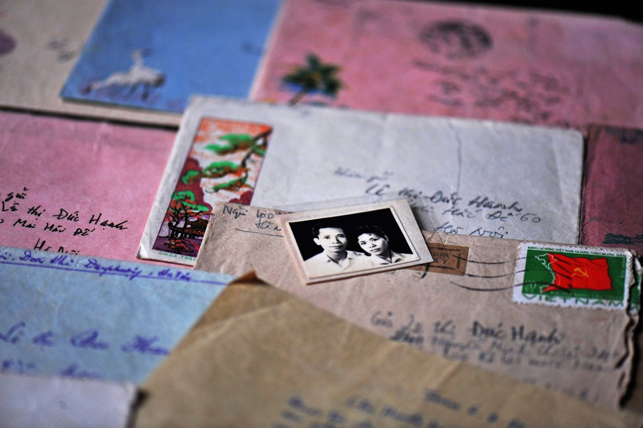 Những bức thư tình bố tôi viết cho mẹ tôi thời chiến tranh và tấm ảnh hai người. 