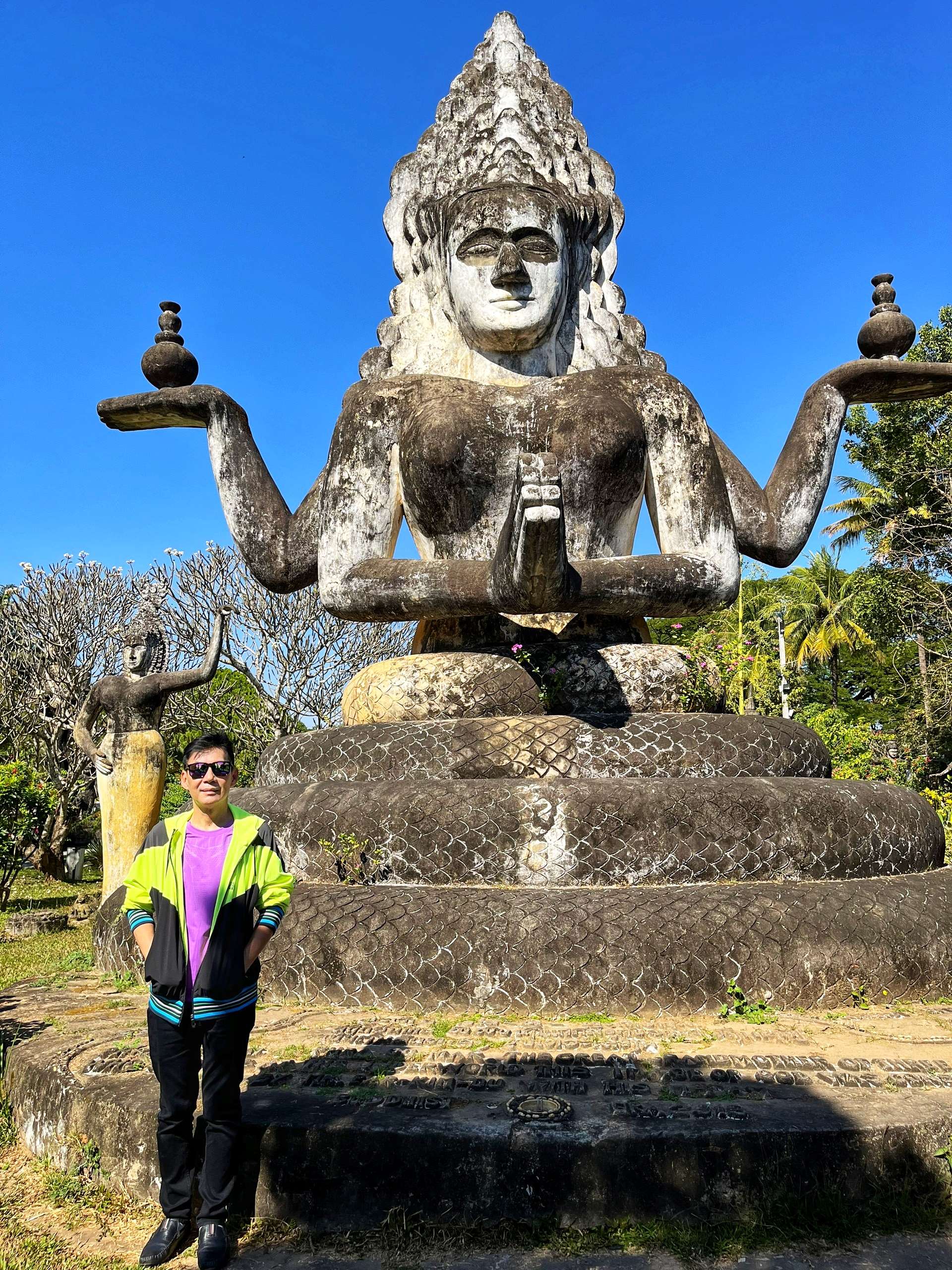 Ghé thăm khu vườn này anh Trường khuyên mọi người nên dành khoảng 1 ngày mới có thể đi khám phá hết vì mỗi bức tượng là một tác phẩm nghệ thuật buộc chúng ta phải dừng lại chiêm nghiệm, thưởng lãm, ví dụ như bức tượng vị thần uy nghi 2 mặt, 4 tay, dưới thân là một con thuồng luồng uốn quanh. 