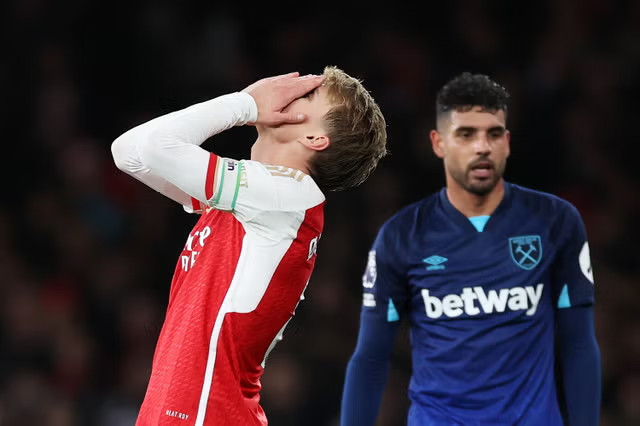 Odegaard có quyền thất vọng về các tiền đạo của Arsenal.  Ảnh: AFP
