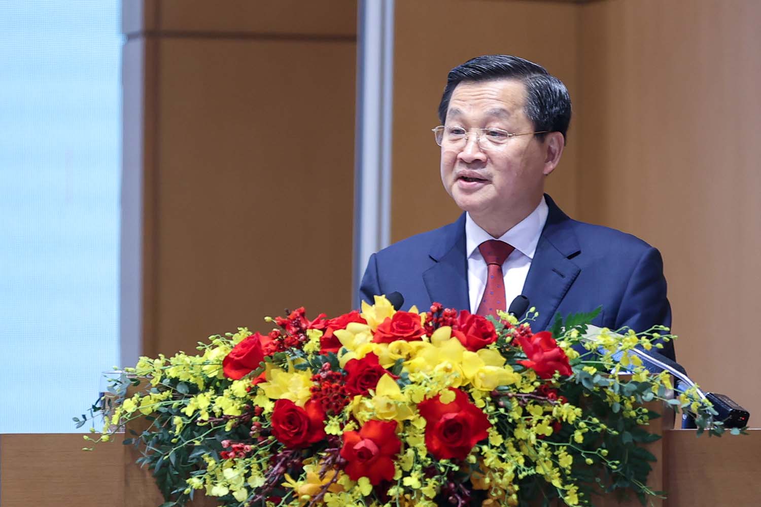 Phó Thủ tướng Chính phủ Lê Minh Khái báo cáo tại hội nghị. Ảnh: VGP