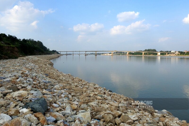 Cầu Trung Hà bắc qua sông Đà được xây dựng từ năm 1999 và được đưa vào khai thác sử dụng từ năm 2002. Cây cầu này nằm ở hạ lưu thủy điện Hòa Bình (cách hơn 50km) thuộc tuyến Quốc lộ 32, nối huyện Ba Vì, TP Hà Nội và huyện Tam Nông, tỉnh Phú Thọ. Ảnh: Tô Công.